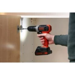 Black & Decker Black+Decker 18 V Akku-Bohrschrauber BCD001C1 Inkl. 1,5 Ah Akku -Elektrowerkzeug Geschäft 773074 2012 BCD001C1QW 06